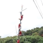 竹によじ登る人たち＝高砂市阿弥陀町生石