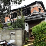 ２人の遺体が見つかる火災が起きた民家＝31日午前10時17分、たつの市揖保川町野田