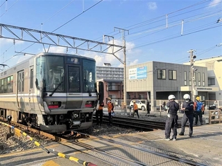 ＪＲ神戸線東加古川-加古川駅間で起きた踏切事故の現場＝20日午後３時27分、加古川市平岡町新在家
