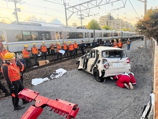 ＪＲ東加古川駅ー加古川駅間の踏切事故で快速電車に接触したとみられる車＝２０日午後４時１５分、加古川市平岡町新在家