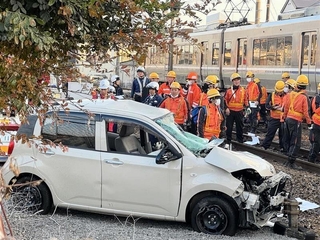 ＪＲ東加古川駅ー加古川駅間の踏切事故で快速電車に接触したとみられる車＝２０日午後４時１３分、加古川市平岡町新在家