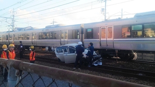 ＪＲ東加古川駅ー加古川駅間の踏切で快速電車と接触した車＝加古川市平岡町新在家（読者提供）