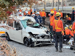 ＪＲ東加古川駅ー加古川駅間の踏切で快速電車と接触して大破した車＝加古川市平岡町新在家