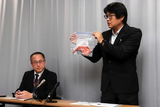 燃やされた掲示物について説明する姫路城管理事務所の職員＝２１日午後、姫路市役所