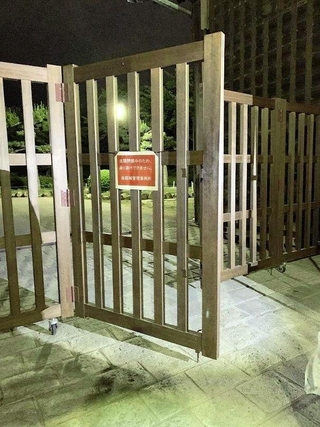 姫路城の侵入防止門扉にあった掲示物（姫路城管理事務所提供）