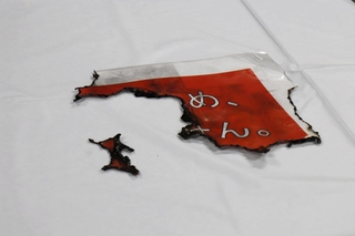 何者かに燃やされた姫路城の掲示物＝２１日午後、姫路市役所