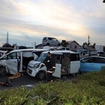 事故で大破したとみられる車＝１１月４日午後４時５５分、加古川市加古川町友沢