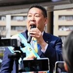 ユーチューバーらが構えたカメラの前で、千葉県知事選の演説をする立花孝志容疑者＝２０２５年３月、神戸市須磨区