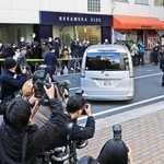 立花孝志容疑者を乗せて兵庫県警本部を出発する捜査車両＝１０日午前９時４２分、神戸市中央区下山手通５