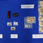 大麻クッキーなどの押収物＝12日午後、神戸市中央区海岸通、神戸地方合同庁舎