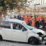 ＪＲ東加古川駅ー加古川駅間の踏切事故で快速電車に接触したとみられる車＝２０日午後４時１３分、加古川市平岡町新在家