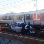 ＪＲ東加古川駅ー加古川駅間の踏切で快速電車と接触した車＝加古川市平岡町新在家（読者提供）