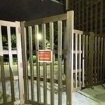 姫路城の侵入防止門扉にあった掲示物（姫路城管理事務所提供）