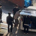 社長の男を任意同行する捜査員ら＝２６日午前８時半ごろ、神戸市中央区