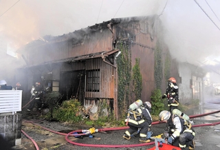 黒煙を上げて燃える民家＝４日午前９時５０分、姫路市船橋町２