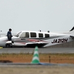 滑走路に胴体着陸した小型プロペラ機＝２０２４年５月、神戸市中央区、神戸空港