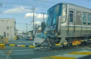 快速電車と衝突する乗用車＝２０２５年１１月２０日、加古川市平岡町新在家（ドライブレコーダーの映像から）
