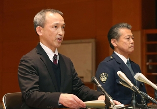 被疑者の逮捕について会見する兵庫県警の大上健二捜査１課長（左）ら＝２３日午後１０時３２分、姫路市市之郷、姫路署