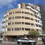 ３０代男性が刺されたとみられる現場マンション＝２０日午前、姫路市岩端町