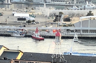 警察や消防、海保の救助作業が続いた＝５日午前７時３４分、神戸市中央区の神戸港中突堤