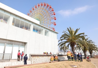 現場付近を調べる消防隊員ら＝１３日午後０時１４分、神戸市中央区東川崎町１