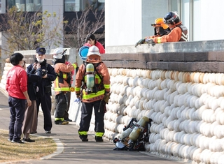 現場付近を調べる消防隊員ら＝１３日午後０時１３分、神戸市中央区東川崎町１