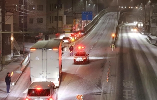 雪の影響で発生したスリップ事故のため、一時的に通行が規制された国道１７１号の高架橋＝８日午後１０時０２分、伊丹市昆陽８