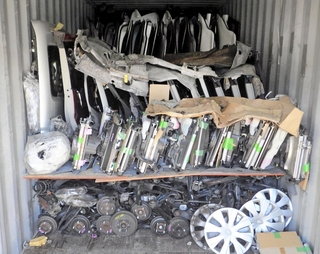 車両は解体され、コンテナに詰め込まれていた（兵庫県警提供）