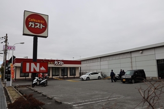 規制線が張られたファミリーレストランの駐車場＝加古川市平岡町一色