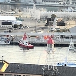 警察や消防、海保の救助作業が続いた＝５日午前７時３４分、神戸市中央区の神戸港中突堤