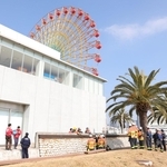 現場付近を調べる消防隊員ら＝１３日午後０時１４分、神戸市中央区東川崎町１