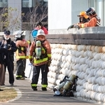 現場付近を調べる消防隊員ら＝１３日午後０時１３分、神戸市中央区東川崎町１