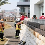 煙が出たとみられる神戸アンパンマンこどもミュージアム＆モール周辺を調べる消防隊員ら＝１３日午後０時８分、神戸市中央区東川崎町１