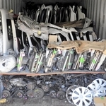 車両は解体され、コンテナに詰め込まれていた（兵庫県警提供）