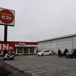 ファミレス駐車場の車内で男性死亡　胸に包丁が刺さった状態、現場一時騒然