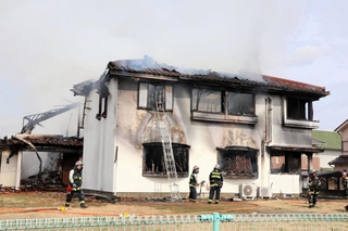 火災で全焼した２階建て民家＝９日午後１時２分、姫路市香寺町中仁野
