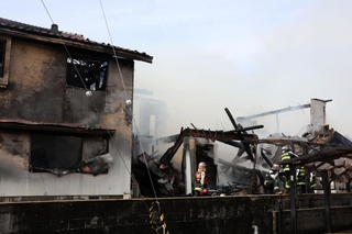 火災で全焼した２階建て民家＝９日午後１時14分、姫路市香寺町中仁野