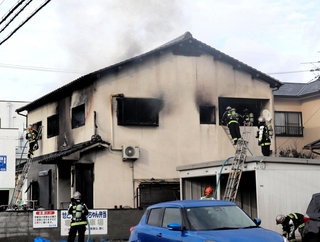 灰色の煙がくすぶる民家＝１３日午後４時３７分、姫路市白浜町宇佐崎中１