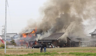 火と黒煙を上げて燃える民家＝午前１１時３０分、兵庫県稲美町加古