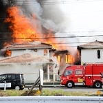 姫路・香寺で民家全焼　近隣住民「屋根が抜け火柱が上がっていた」　住人夫妻は外出中