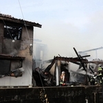 火災で全焼した２階建て民家＝９日午後１時14分、姫路市香寺町中仁野