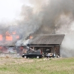 火と黒煙を上げて燃える民家＝午前１１時３０分、兵庫県稲美町加古
