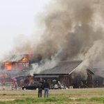 火と黒煙を上げて燃える民家＝午前１１時３０分、兵庫県稲美町加古