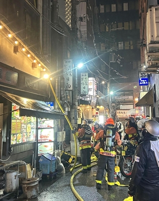 火事現場で活動する消防署員ら＝１日午後８時14分、神戸市中央区北長狭通１