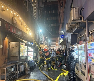 火事現場で活動する消防署員ら＝１日午後８時14分、神戸市中央区北長狭通１