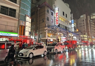 消防車両が止まる火事現場周辺＝１日午後８時10分、神戸市中央区北長狭通１