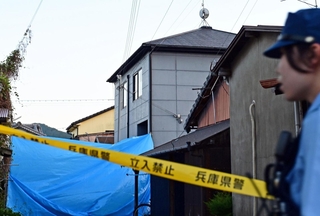 女性２人の遺体が発見され、ブルーシートに覆われた民家＝１９日午後６時５８分、たつの市新宮町段之上