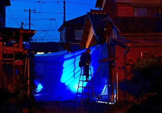 遺体が見つかった住宅＝１９日午後７時３８分、たつの市新宮町段之上