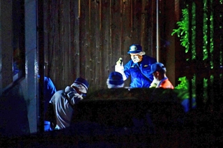 遺体が見つかった住宅の付近を調べる捜査員＝１９日午後８時１分、たつの市新宮町段之上