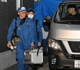 ２０日の現場検証を終えた兵庫県警の捜査員＝２０日午後７時１７分、たつの市新宮町段之上